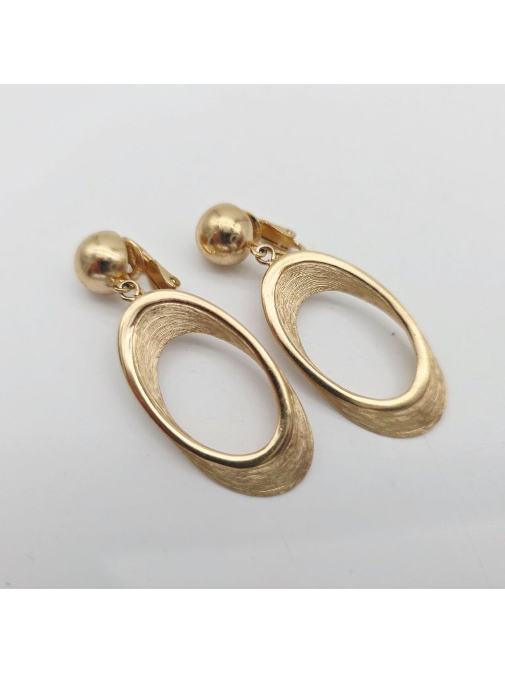 Crown Trifari Gold Tone Oval Dangle Clip-On Earrings Vintage 2"